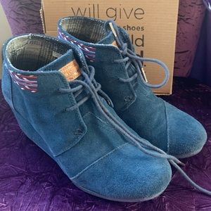 TOMS Blue Suede Shoes Desert Wedge Bootie Women’s Embroidered Design